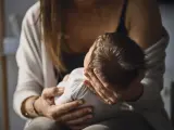 Una mujer con un bebé recién nacido.