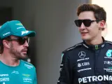 Alonso y Russell conversan durante el GP de Baréin.
