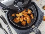 Palomitas de pollo cocinadas en freidora de aire.