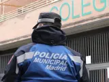 Agente tutor de la Policía Municipal de Madrid a la puerta de un colegio.
