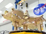Los ingenieros ya han montado la placa inferior del chasis del rober y parte del marco del rover.