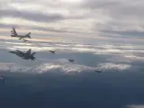 Cazas escoltando un bombardero B-52 de Estados Unidos.