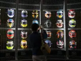 Varios cascos durante la primera exposición oficial de Fórmula 1, en el recinto ferial de la Feria de Madrid, IFEMA.