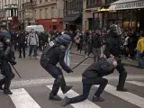 Antidisturbios van tras un manifestante en París.