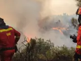 Efectivos de la UME trabajan en el incendio forestal declarado en Villanueva de Viver, en Castellón, y que afecta también a Teruel.