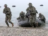 Marines surcoreanos durante un ejercicio militar en la costa de Pohang.