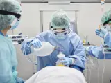 Médicos intuban a paciente en UCI durante COVID-19