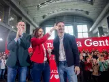 El secretario general del PSOE y presidente del Gobierno, Pedro Sánchez (i), presenta a la ministra de Industria, Comercio y Turismo, Reyes Maroto, como candidata a la alcaldía de Madrid.