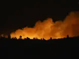 El fuego visto desde las cercanías de San Agustín en el incendio forestal originado en Villanueva de Viver, a 23 de marzo de 2023, en San Agustín, Castellón.