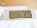 Un reloj digital marca las 3:00 horas
