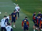 Luis de la Fuente dirigiendo una sesión de entrenamientos de la Selección española.
