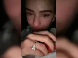 Rosalía llora al mostrar su anillo ¿de compromiso?.