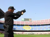 Un agente de policía probando un dron en el Camp Nou.