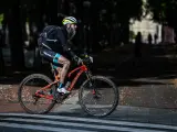 Un hombre en bicicleta por Vitoria.