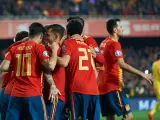 Corrillo de España para celebrar el primer gol de la era De la Fuente.