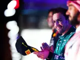 Fernando Alonso sonríe desde el podio de Jeddah.