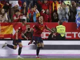 El delantero de la selección española de fútbol Joselu celebra junto a Yeremi Pino el segundo gol de España a Noruega.