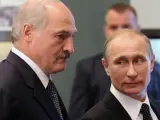 El presidente bielorruso, Alexander Lukashenko, y su homólogo ruso, Vladimir Putin, en una imagen de archivo.