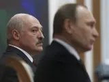 El presidente bielorruso, Alexander Lukashenko, y su homólogo ruso, Vladimir Putin, en una sesión del Consejo de Estado Supremo del Estado de la Unión Rusia-Bielorrusia en Minsk, Bielorrusia, en 2016.