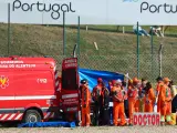 Una ambulancia traslada a Pol Espargaró tras su accidente en el GP de Portugal.