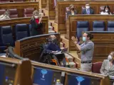 La ministra de Trabajo, Yolanda D&iacute;az, aplaude al vicepresidente segundo del Gobierno, Pablo Iglesias (d), durante una sesi&oacute;n plenaria en el Congreso de los Diputados, Madrid, (Espa&ntilde;a), a 24 de marzo de 2021. Este pleno, marcado por la campa&ntilde;a electoral de Madrid del pr&oacute;ximo 4 de mayo, supone la &uacute;ltima sesi&oacute;n de control en la que participar&aacute; el vicepresidente segundo del Gobierno, ya que en una semana dejar&aacute; el Ejecutivo para presentarse a los comicios madrile&ntilde;os. Asimismo durante la sesi&oacute;n plenaria se abordar&aacute;n cuestiones relativas al acuerdo del Consejo Interterritorial de Salud que permite retomar la vacunaci&oacute;n con AstraZeneca. 24 MARZO 2021;CONGRESO;SESION DE CONTROL;GOBIERNO EUROPA PRESS/A.Ortega.POOL / Europa Press (Foto de ARCHIVO) 24/3/2021