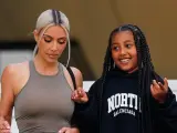 Kim Kardashian y su hija, North West, en julio de 2022.