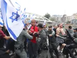 La policía detiene a un manifestante durante una manifestación antigubernamental en Tel Aviv.