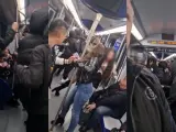 Momento en el que se produce la pelea en el vagón de metro.