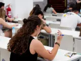 Varios alumnos antes de comenzar uno de los exámenes de las pruebas de acceso a la Universidad en Sevilla.