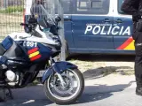 Agentes de la Policía Nacional rescatan a dos personas en el río Pisuerga, en Valladolid capital