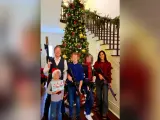 Andy Ogles y su familia posando con rifles en una felicitación navideña.