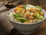 Tofu con verduras.
