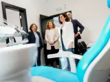 Un momento de la visita de la presidenta Isabel Díaz Ayuso, del consejero de Sanidad, Enrique Ruiz Escudero, y de la alcaldesa de Alcorcón, Natalia de Andrés, al centro de salud Parque Oeste de Alcorcón.