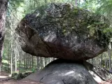Roca del equilibrio Kummakivi en Finlandia