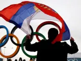 Un hombre ondea la bandera rusa en los JJ.OO. de invierno de Sochi en 2014.