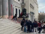 Activistas lanzan pintura roja contra la fachada del Congreso