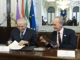 El presidente de La Fundación La Caixa, Isidro Fainé (i) y el alcalde de Málaga, Francisco de la Torre (d), firman el protocolo.