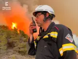 Un bombero de Castellón en el incendio en Villanueva de Viver, el 27 de marzo de 2023.