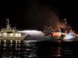 La Guardia Costera de Filipinas frente al ferry Lady Mary incendiado en las costas de Basilán, al sur del país, el 30 de marzo de 2023.