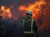 El fuego se aproxima a las casas en un incendio forestal en Baleira, Lugo, el 29 de marzo de 2023.