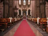 Interior de una iglesia preparada para celebrar una boda.