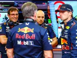 Max Verstappen habla con su equipo en la clasificación del GP de Baréin.