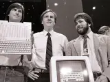Steve Jobs (izquierda), John Sculley (centro) y Steve Wozniak (derecha).