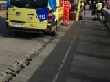Sucesos.Una ambulancia daña el pavimento de madera del puente de Santa Teresa en Valladolid al meterse por zona peatonal