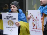 Activistas ucranianos protestan en Bruselas, reclamando la exclusión de Rusia de todo lo relacionado con los Juegos Olímpicos.