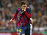 Messi, besando el escudo del Barça en el Santiago Bernabéu.