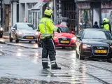 Un policía en la ciudad belga de Amberes regula el tráfico durante una operación antiterrorista en una foto de archivo.