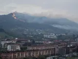 Vista al amanecer del incendio en el monte Naranco de Oviedo.