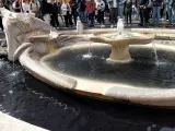 Fuente de la Plaza de España de Roma tintada por activistas del clima