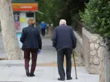 Pensionistas paseando por una calle de Madrid